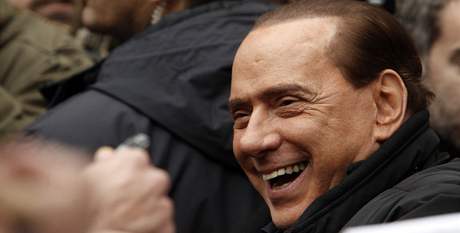 Berlusconi v obleení noviná a bodyguard.